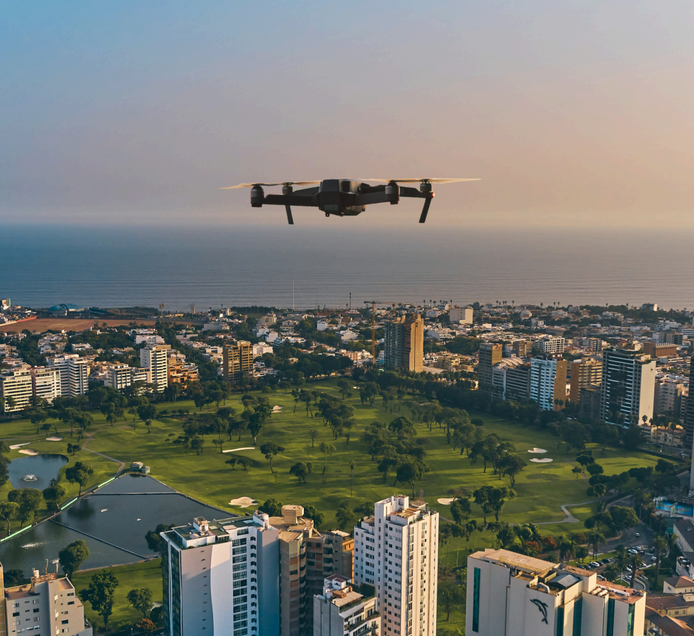 Piloto operando drone Aerogrid